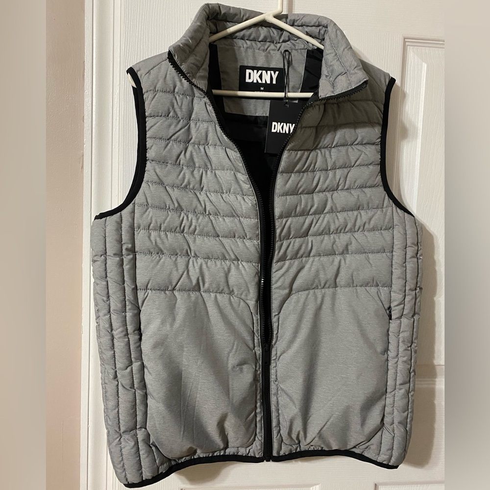 Men’s DKNY Oakland Puffer Vest Size Medium (NWT).  MSRP $98.50